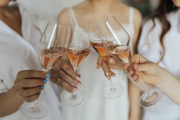 Een groep mensen proostend met champagneglazen