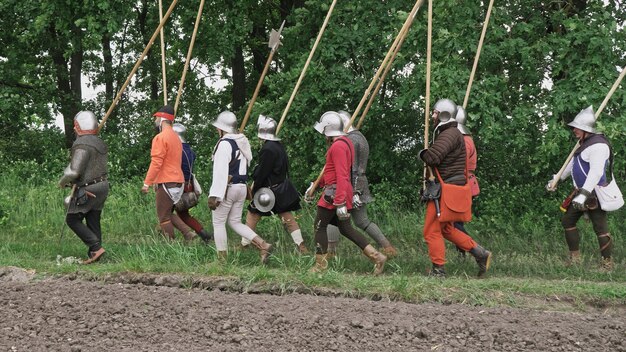 Een groep middeleeuwse ridders die de strijd aangaan.