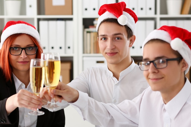 Foto een groep ondernemers die kerstmis viert