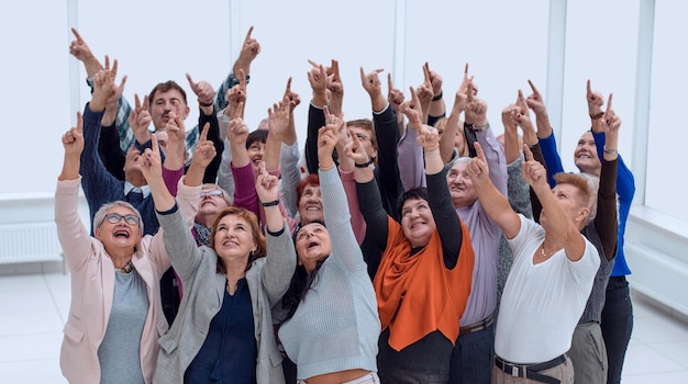 Een groep oudere mensen stak hun hand op om te proberen te bereiken