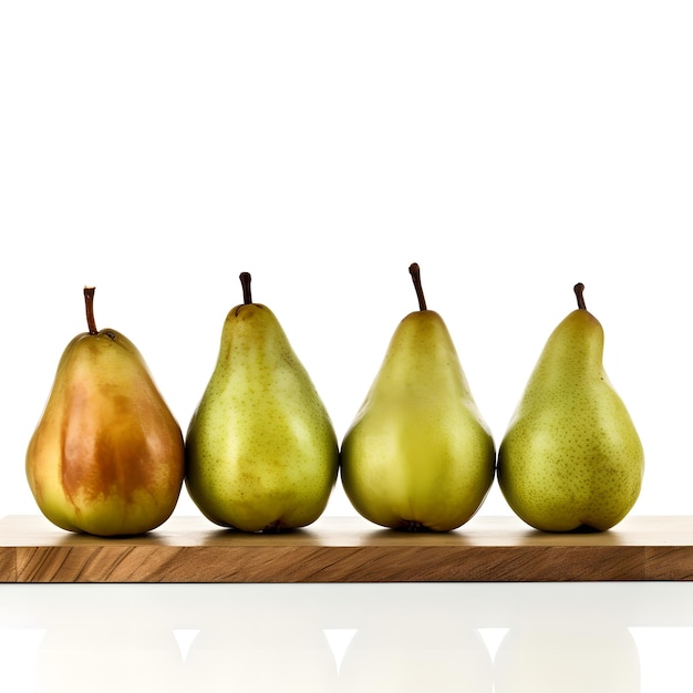 Een groep peren staat opgesteld op een snijplank