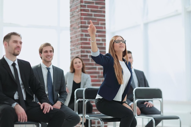 Een groep professionele werkers wacht op het begin van het interview