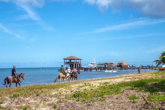 Een groep rijden op het Sandy Bay-strand op Roatan Island