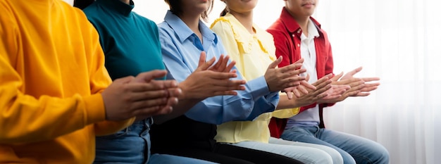 Een groep startende bedrijfsmedewerkers verzamelt zich in de rij bij bedrijfsevenement Synergic