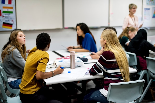 Een groep studenten die samenwerken