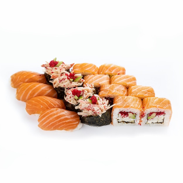 Een groep sushi op een witte achtergrond