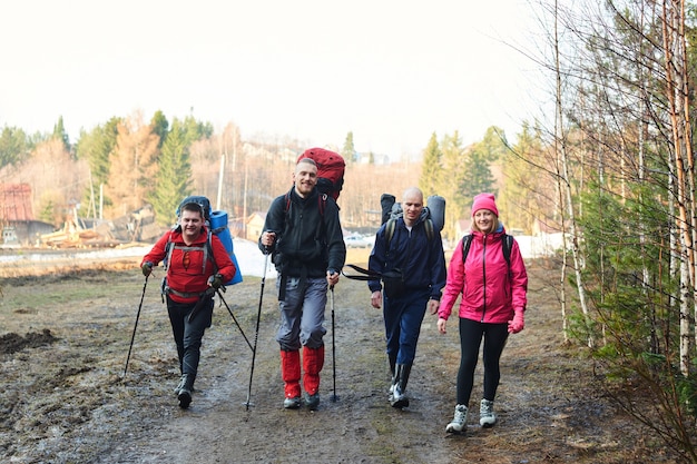 Een groep toeristen bestaande uit jongens meisjes staat op het veld