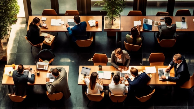 een groep uiteenlopende jonge mensen die in een kantoor werken