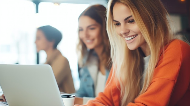 Een groep universiteitsvrienden die samen studeren.