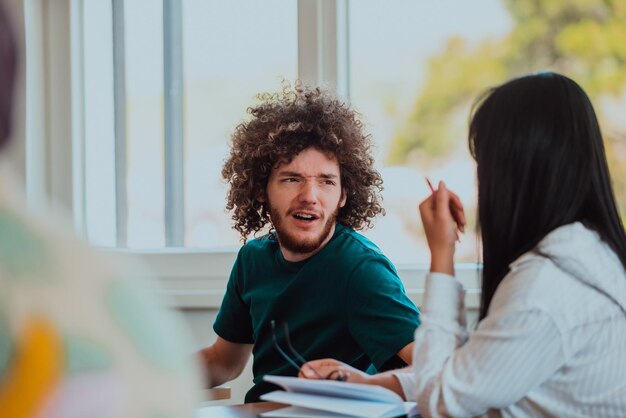 Foto een groep van diverse studenten voert levendige discussies terwijl ze zichzelf onderwijzen in een moderne klas