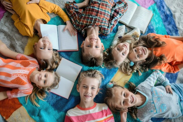 Foto een groep van zeven kinderen ligt op de vloer met samen kopieboeken