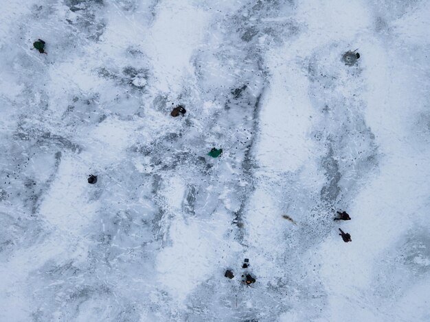 Foto een groep vissers vangt vis op de wintervisserij