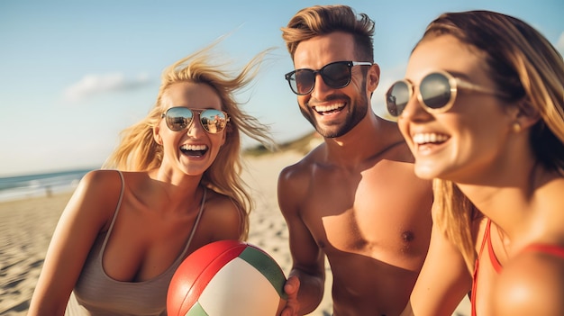 Een groep vrienden die met glimlach en gelach beachvolleybal spelen.
