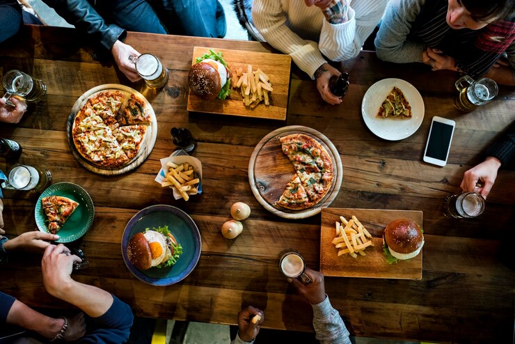 Foto een groep vrienden die samen eten.