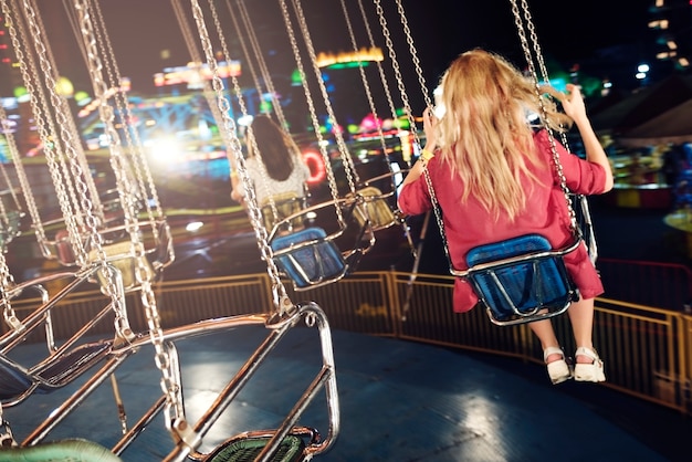 Een groep vrienden geniet van het pretpark