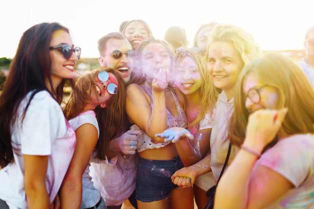 Een groep vrienden heeft plezier dansen op het holi festival vieren traditionele Indiase lente vakantie Vriendschap
