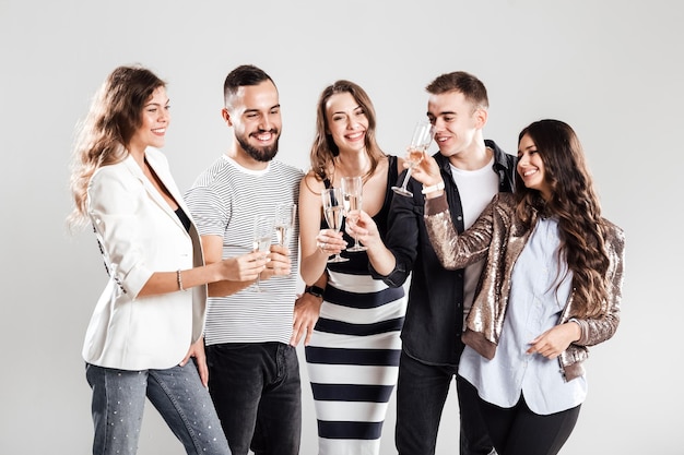 Een groep vrienden heeft plezier en drinkt champagne. feestelijke sfeer