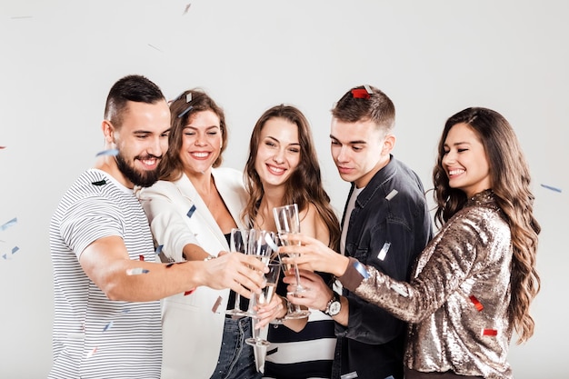 Een groep vrienden heeft plezier en drinkt champagne. Feestelijke sfeer