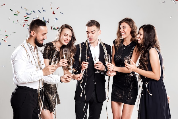 Een groep vrienden heeft plezier en drinkt champagne. Feestelijke sfeer