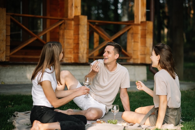 Een groep vrienden op een picknick in het bos die het naar hun zin heeft