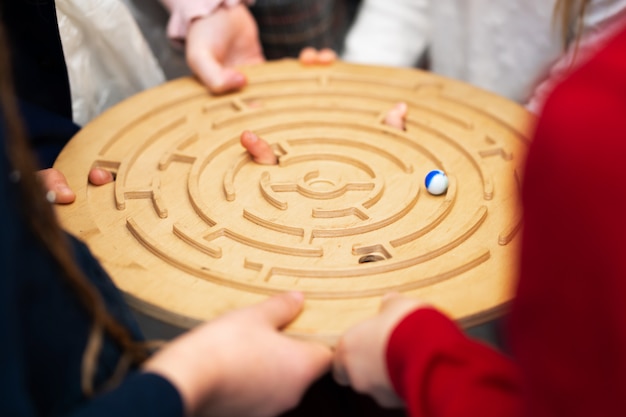 Een groep vrienden speelt een bordspel. Games voor feesten.