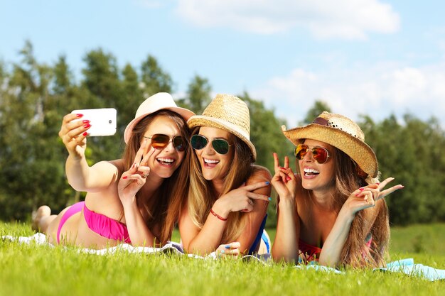 een groep vrouwen op een fiets die buiten selfies neemt