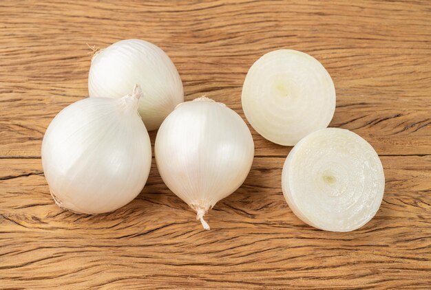 Een groep witte uien over houten tafel