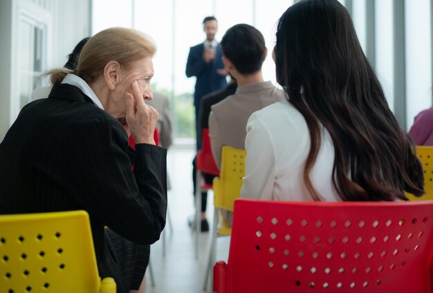 Een groep zakenmensen organiseert een seminar Bespreek het succes van zakendoen in een technologiegedreven tijdperk