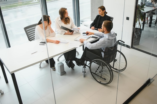 Een groep zakenmensen partners tijdens een vaste teamvergadering in het moderne kantoor Teamwork concept