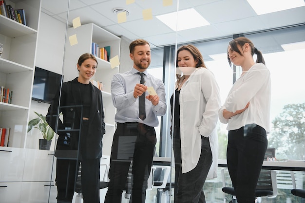 Een groep zakenmensen werkt samen tijdens een vaste teamvergadering in het moderne kantoor. Teamwerk concept