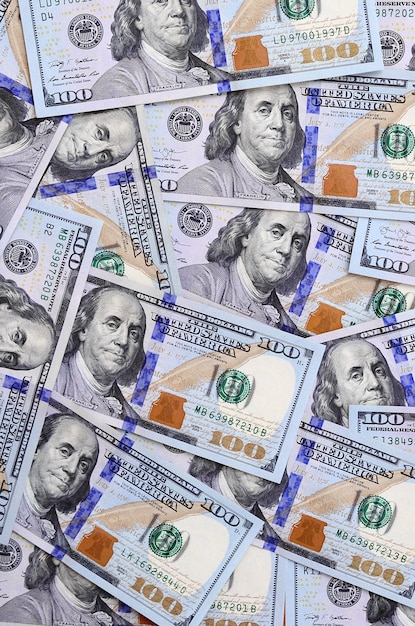 Een groot aantal Amerikaanse dollarrekeningen met een blauwe streep in het midden