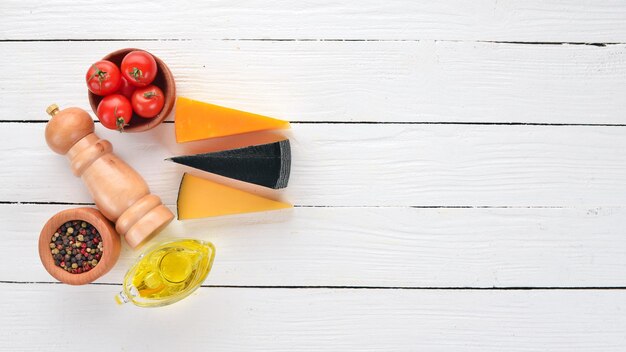 Een groot aantal kazen Mozzarella blauwe kaas brie kaas maasdam Bovenaanzicht Op een witte houten achtergrond Vrije ruimte voor uw tekst