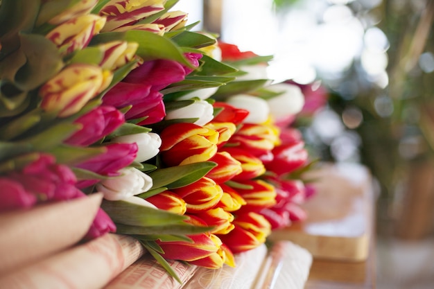 Een groot aantal tulpen lag op de tafel om klaar te maken voor verkoop in de markt of winkel. Zijaanzicht