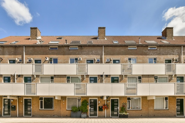 een groot bakstenen gebouw met balkons en ramen