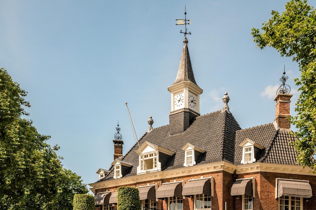 Een groot bakstenen gebouw met een klokkentoren