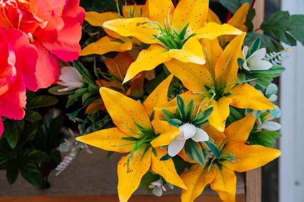 Een groot boeket kleurrijke bloemen voor de vakantie Interieurdecoratie met kunstbloemen Het werk van een bloemist op een feestdag of bruiloft