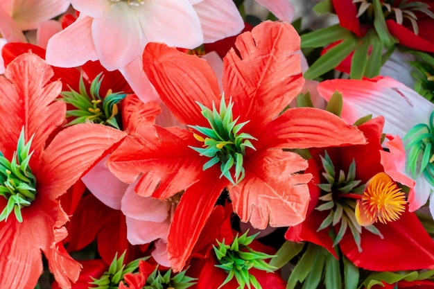 Een groot boeket kleurrijke bloemen voor de vakantie Interieurdecoratie met kunstbloemen Het werk van een bloemist op een feestdag of bruiloft