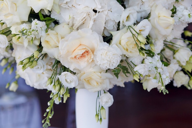 Een groot boeket van witte rozen, textuur