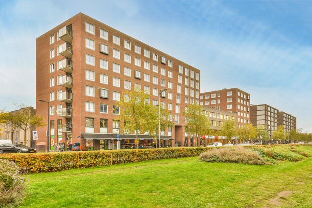 Een groot flatgebouw aan een stadsstraat