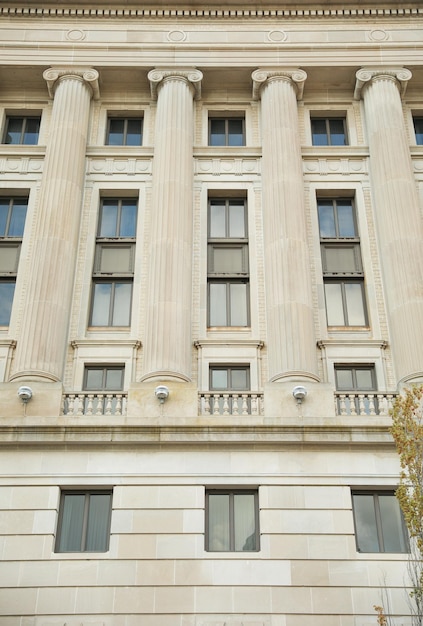 Een groot gebouw met een groot raam en een bord waarop 'het woord bank' stond