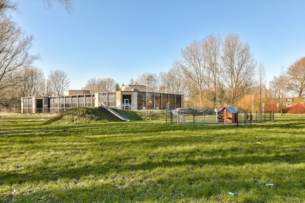 Een groot gebouw met een speeltuin ervoor