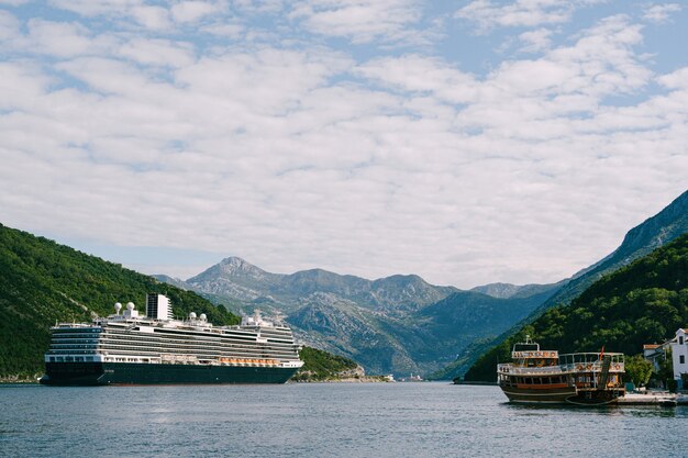 Een groot hoogbouw cruiseschip in de Verige Strait, in de Boko Kotor-baai in Montenegro