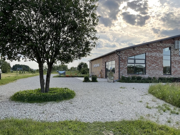 Een groot houten gebouw met een bord waarop Cheese Factory staat.