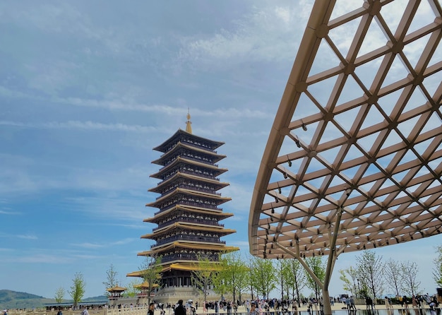 Een groot houten gebouw met een groot houten dak en een grote houten structuur met een groot houten dak.