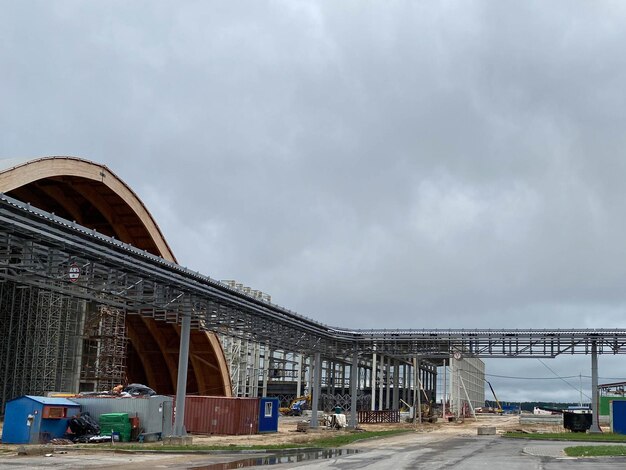 Een groot industrieel gebouw van een magazijnwinkel in een fabriek gemaakt van metalen constructies en sandwich