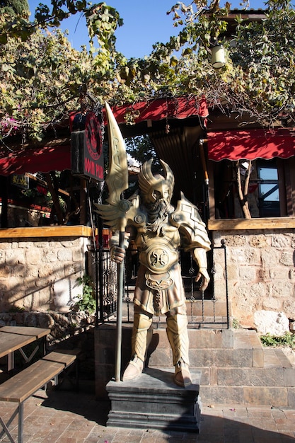 Een groot koperen standbeeld op een stadsstraat de grootsheid schoonheid van het grote bronzen standbeeld