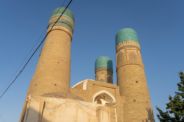 Een groot oud gebouw in Oezbekistan