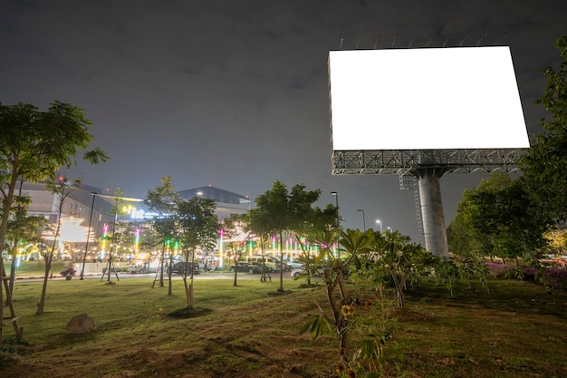 Een groot reclamebord in het midden van een groot park in dit gebied organiseert het jaarlijkse festival