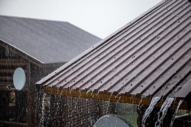 Foto een groot recreatiecentrum met houten huizen werd overspoeld met zware stromende regen en de stortbui verpestte het goede warme zomerse zonnige weer en vrolijke vakanties