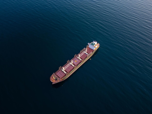 Foto een groot vrachtschip dat op het uitgestrekte water drijft